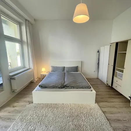 Altbauwohnung Mit 2 Balkonen