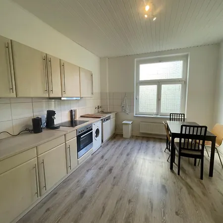 Apartment Altbauwohnung Mit 2 Balkonen *