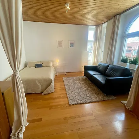 Apartment Altbauwohnung Mit 2 Balkonen *