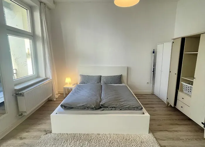 Altbauwohnung Mit 2 Balkonen