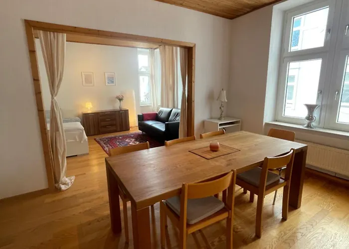 Appartement Altbauwohnung Mit 2 Balkonen